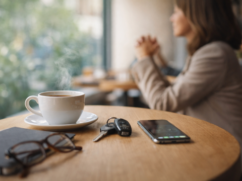 café, téléphone et voiture associé à la cigarette