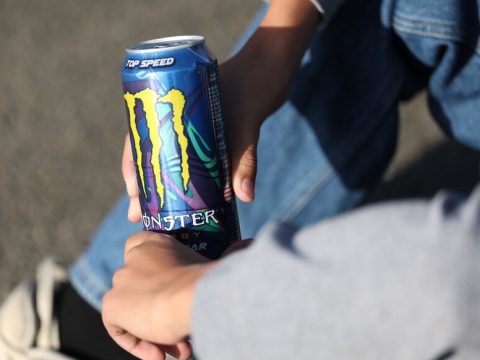 Longjumeau le 5 octobre 2025. Illustration boissons energisantes Monster Energy. Un collègien avec une canette de Monster Energy Photo Le Parisien / Arnaud Journois