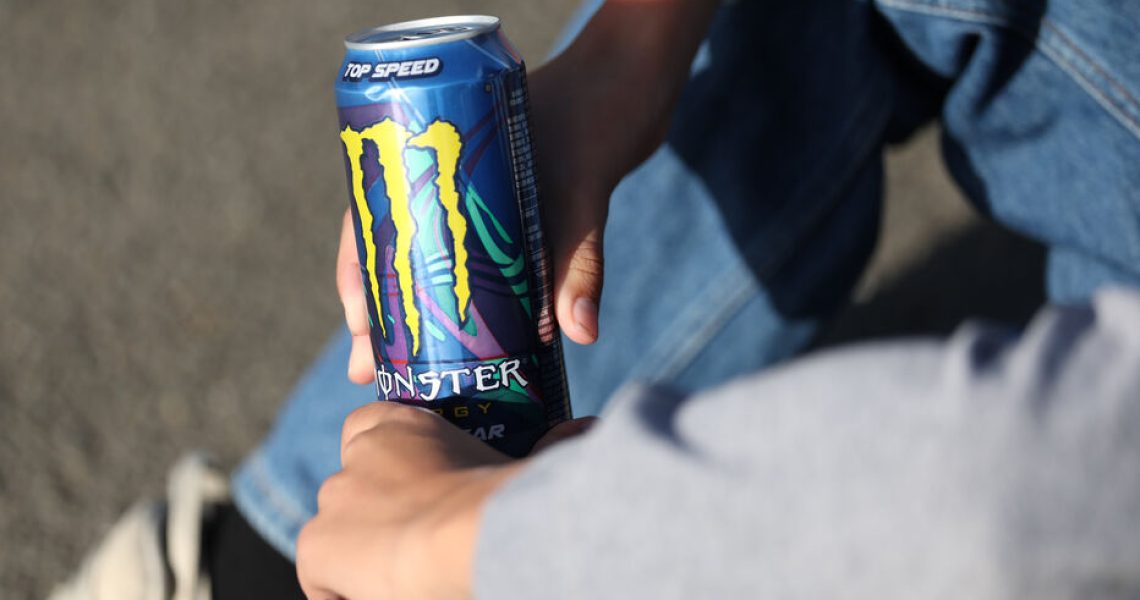 Longjumeau le 5 octobre 2025. Illustration boissons energisantes Monster Energy. Un collègien avec une canette de Monster Energy Photo Le Parisien / Arnaud Journois